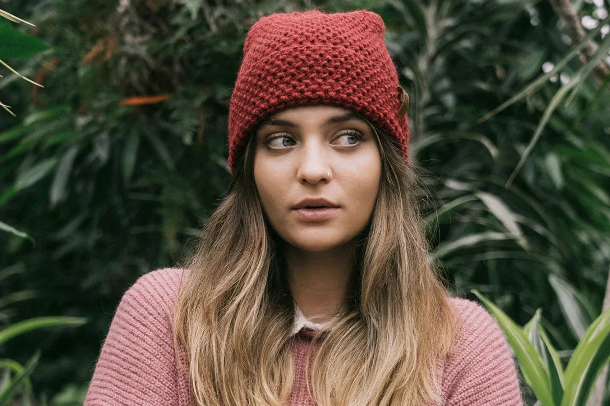 Modelka z czapką z alpaki na głowie