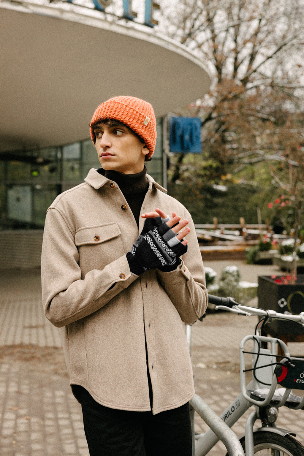 Rękawiczki z klapką - odcienie grafitu i czerni / różne wzory